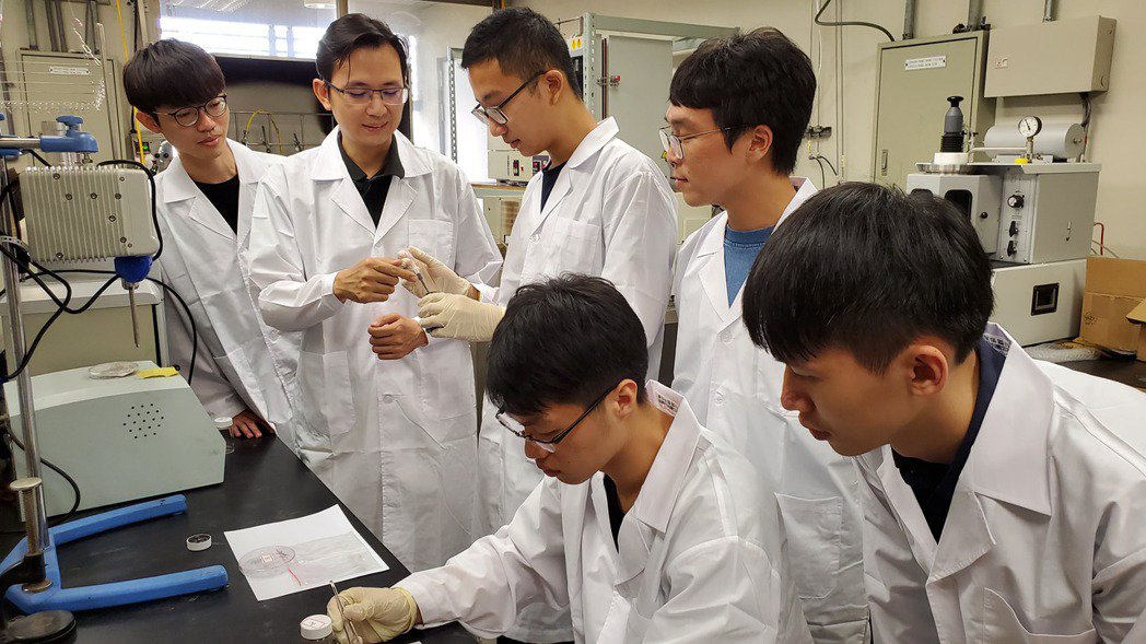 Professor Lin Shih-kang of NCKU's Department of Materials Science and Engineering led his laboratory team to develop the use of gallium-based paste instead of silver paste for bonding, which not only reduces costs but also achieves better electrical and mechanical properties. Photo by Chang Chieh