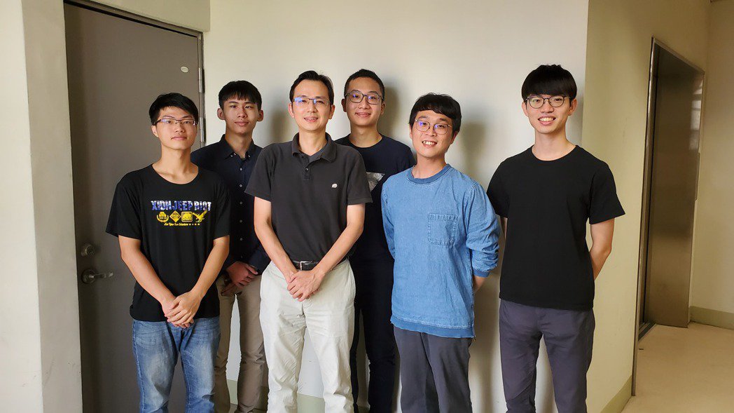  Prof. Lin Shih-kang (center) of the NCKU Department of Materials Science and Engineering poses for a group photo with the Gallium Bonding lab team. Photo by Chang Chieh