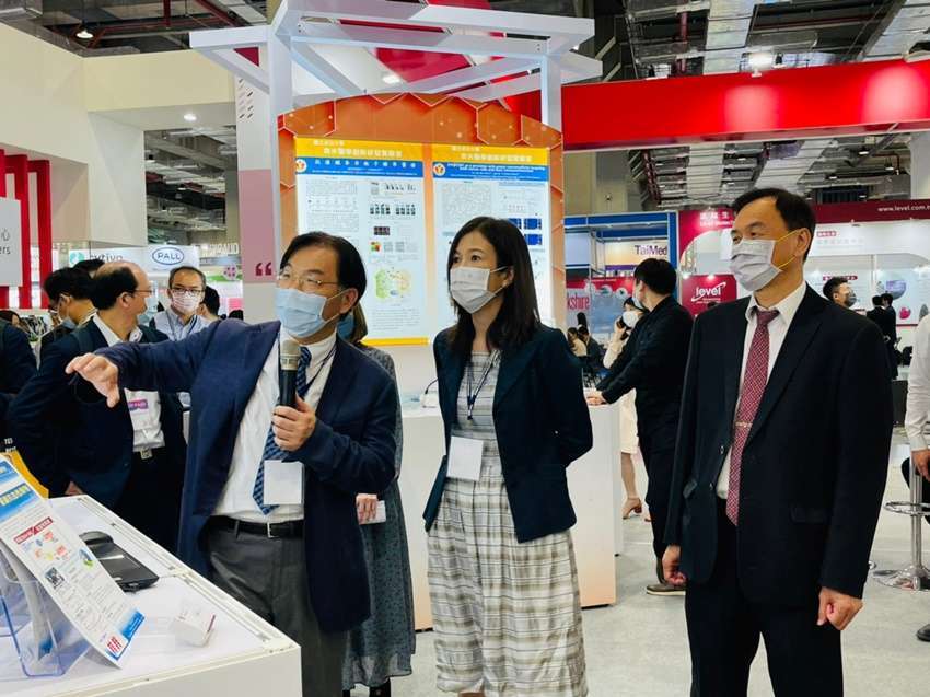 Department of Academia-Industry Collaboration and Science Park Affairs Director-General Andrea Hsu (center) visits NCKU’s booth, while NCKU Vice President Su Fong-chin (right) and NCKU Innovation Headquarters Director Chuang Woei-jer (left) share the highlights of NCKU's GLORIA 2.0 SOUTH. Photo courtesy of NCKU